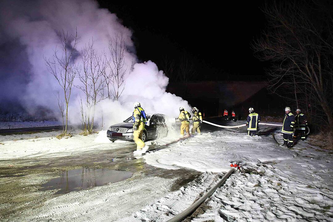 Oberfranken: Brandstiftung in Serie – mehrere Autos und Container brennen