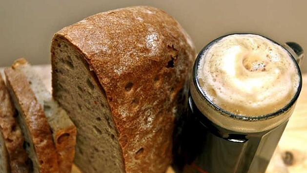 Die 40-t&auml;gige Fastenzeit endet an Ostern. In dieser Zeit verzichten Christen oft auf Fleisch und Alkohol. Im Mittelalter durften die Menschen nur drei Bissen Brot und drei Schluck Bier oder Wasser zu sich nehmen. Foto: Andreas Gebert/dpa