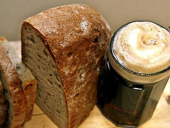 Die 40-tägige Fastenzeit endet an Ostern. In dieser Zeit verzichten Christen oft auf Fleisch und Alkohol. Im Mittelalter durften die Menschen nur drei Bissen Brot und drei Schluck Bier oder Wasser zu sich nehmen. Foto: Andreas Gebert/dpa