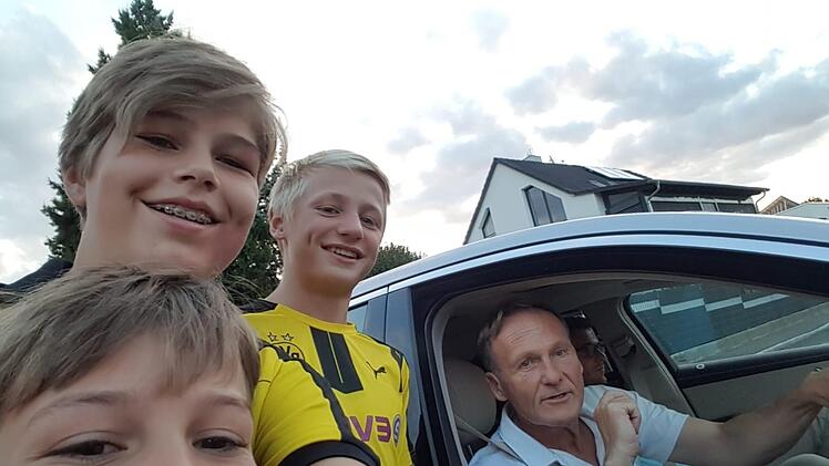 Ein Selfie mit Hans-Joachim "Aki" Watzke. Der Geschäftsführer von Borussia Dortmund fuhr mit seinem Mercedes im Fürther Ronhof vor, drückte spontan die Fensterscheibe runter und ließ sich mit den Fans Noël, Phil und Leo fotografieren. Foto: privat