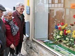Theresia Kiesel, Karl Beudert, Rita Jonas und Roman Jonas betrachten das neu gestaltete Schaufenster des OGV. Foto: Thomas Malz