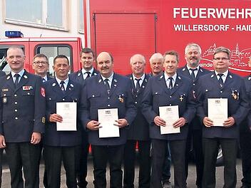 Die geehrten Feuerwehrmänner aus der Gemeinde Hallerndorf mit Bürgermeister Torsten Gunselmann, Landrat Hermann Ulm und Kreisbrandrat Oliver Flake Fotos: Mathias Erlwein