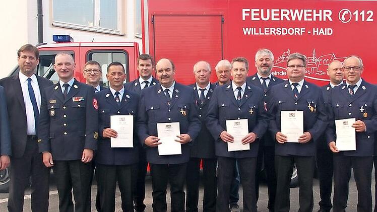 Die geehrten Feuerwehrmänner aus der Gemeinde Hallerndorf mit Bürgermeister Torsten Gunselmann, Landrat Hermann Ulm und Kreisbrandrat Oliver Flake Fotos: Mathias Erlwein