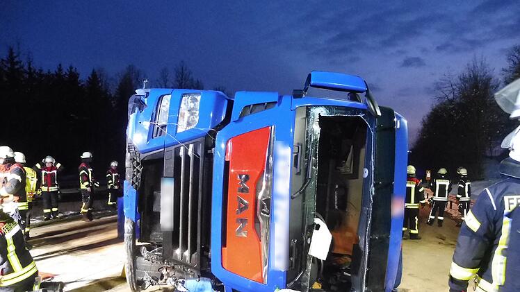 Vollsperrung auf A7 im Kreis Ansbach: Lastwagen umgekippt - Fahrer schwer verletzt