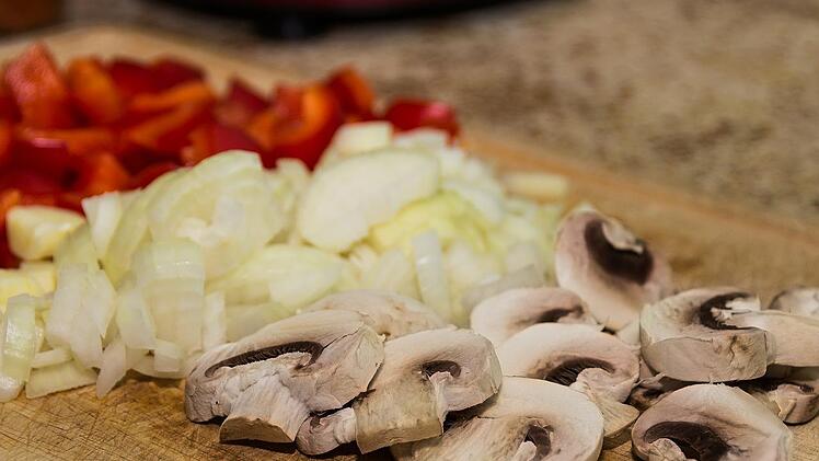 Gebratene Pilze kannst du beispielsweise mit Zwiebel verfeinern.