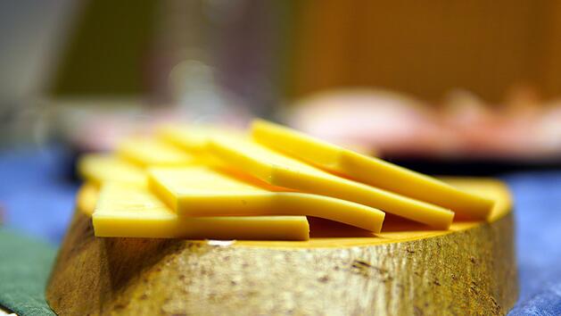 "Ärgerlich": Veganer Käse bei Ökotest in Kritik - 7 von 12 Produkten enthalten Mineralöl
