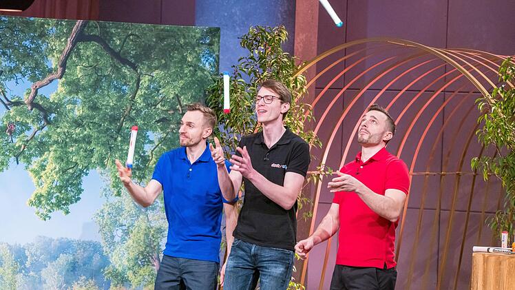 Wirbelwind in der "Höhle der Löwen": Das Tüftler-Trio hinter "CuckaRubba" begeistert das gesamte Studio mit ihren originellen Wurf-Sticks.