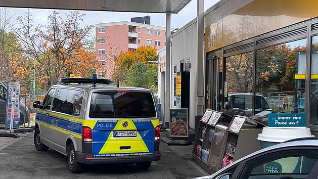 Bargeld aus Tankstelle in Hof entwendet - Fahndung nach Tatverdächtigem