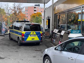 Bargeld aus Tankstelle in Hof entwendet - Fahndung nach Tatverdächtigem