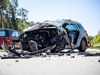 Unfall bei Pleinfeld: Autofahrer stirbt bei Frontalcrash - drei Schwerverletzte
