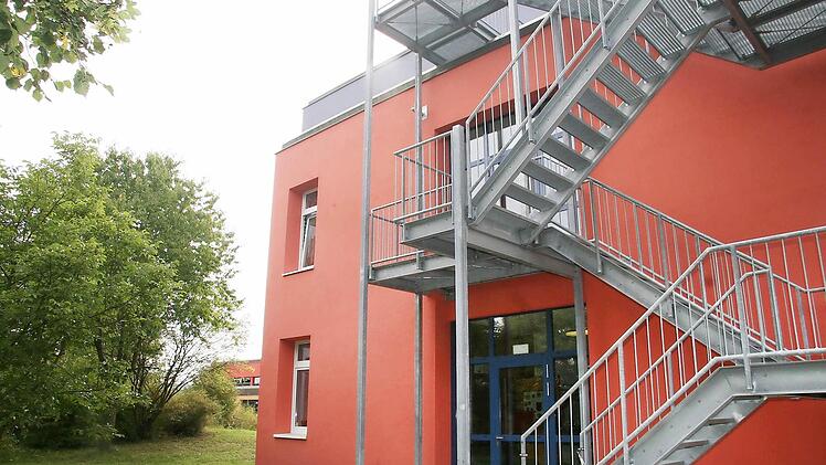 Die Montessori-Schule in Mitwitz will weiter wachsen. Hinter dem derzeitigen Schulgebäude soll das neue Verwaltungsgebäude angebaut werden.