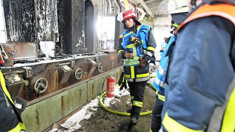 Ein Blick in die Schleiferei nach dem Brand. Löschwasser steht noch auf dem Hallenboden, der Sachschaden ist immens - doch ein Übergreifen der Flammen konnte verhindert werden. Foto: Tim Birkner