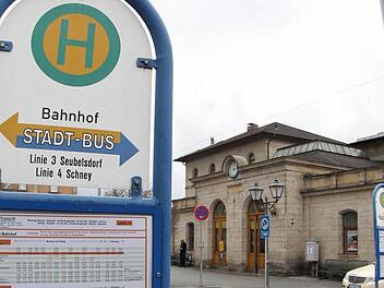 Bus und Bahn sollen künftig mit einer einzigen VGN-Fahrkarte benutzbar sein. Nach dem Beitritt des Landkreises müssen noch die Busunternehmen, die Linien im Kreis betreiben, ein Abkommen mit dem VGN schließen. Foto: Tim Birkner