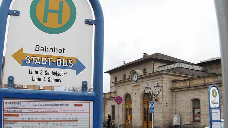 Bus und Bahn sollen künftig mit einer einzigen VGN-Fahrkarte benutzbar sein. Nach dem Beitritt des Landkreises müssen noch die Busunternehmen, die Linien im Kreis betreiben, ein Abkommen mit dem VGN schließen. Foto: Tim Birkner