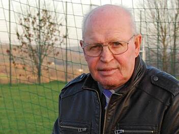 Für Alfred Hofgesang aus Gefäll kommt direkt nach der Familie der Sportverein. Der 72-Jährige stand früher als Spieler selbst auf dem Spielfeld. Heute kümmert er sich auch darum, dass die Mannschaft auf einem gut gepflegten Platz kicken kann. Fotos: Carmen Schmitt