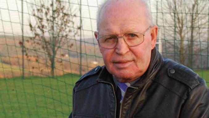 Für Alfred Hofgesang aus Gefäll kommt direkt nach der Familie der Sportverein. Der 72-Jährige stand früher als Spieler selbst auf dem Spielfeld. Heute kümmert er sich auch darum, dass die Mannschaft auf einem gut gepflegten Platz kicken kann. Fotos: Carmen Schmitt