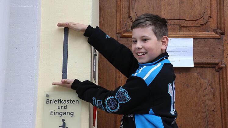 So lang war ein "Kulmbacher Fuß": Am Eingang zum Rathaus kann man nachmessen, wie Marcus Olbrich hier demonstriert.
