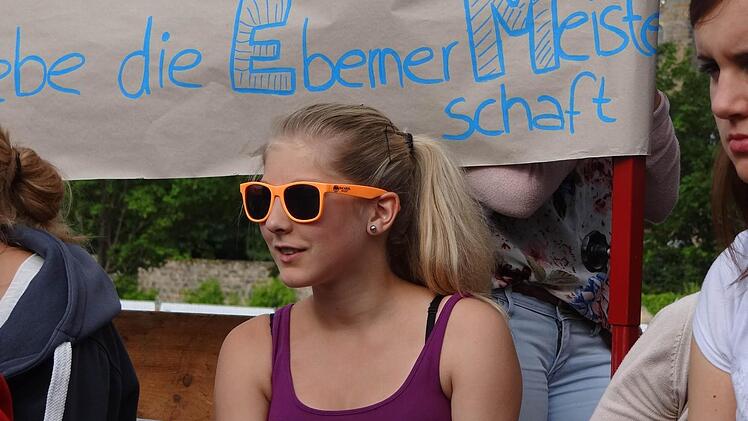 WM war gestern, EM ist heute: Diese junge Frau verfolgte ganz gespannt den Spielverlauf bei den "Eberner Meisterschaften" auf dem Pausenhof der Realschule Ebern.