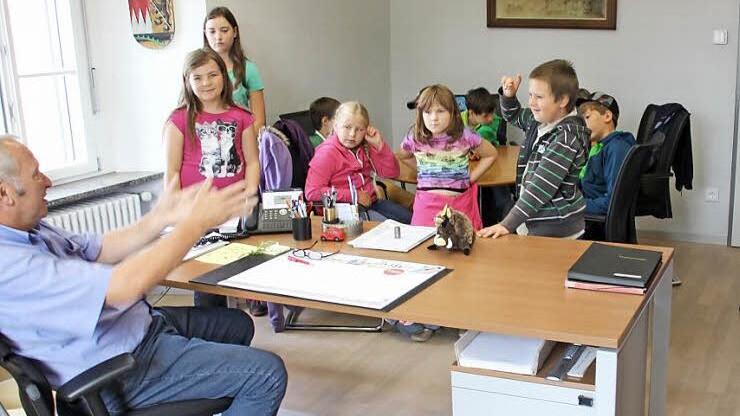 Die Kinder kamen aus Ebern - meist aus Stadtteilen, Salmsdorf, Baunach, Buch, Untermerzbach und Ebelsbach, um den amtierenderen Bürgermeister auf den Zahn zu fühlen.Ralf Kestel