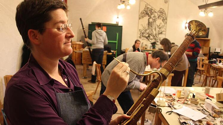 Jennifer Harris setzt das fertige Mundstück zur Probe auf ihr Wiener Fagott auf. Fotos: Mariell Dörrschmidt