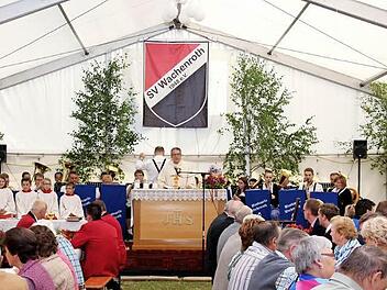 Beim Gottesdienst mit Padre Gabriel Ramos Valiente spielte die Wachenrother Blasmusik.  Fotos: Johanna Blum