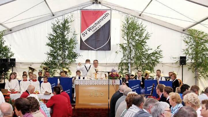 Beim Gottesdienst mit Padre Gabriel Ramos Valiente spielte die Wachenrother Blasmusik.  Fotos: Johanna Blum