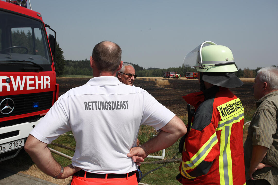 Feldbrand drohte auf Wohngebiet überzugreifen