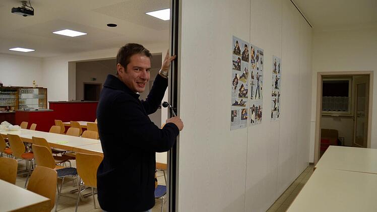 Schützenmeister Alexander Wehner ist dabei, die Trennwände zwischen Gastraum und Schießsstand zu öffnen. Foto: Kupka-Hahn