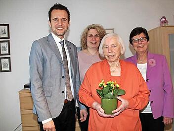 Zum 90. Geburtstag von Martha Schweiger (Zweite von rechts) gratulierten (von links) Bürgermeister Andreas Hügerich sowie Großnichte Inga Stössel und Nichte Christa Stössel.  Foto: Gerda Völk