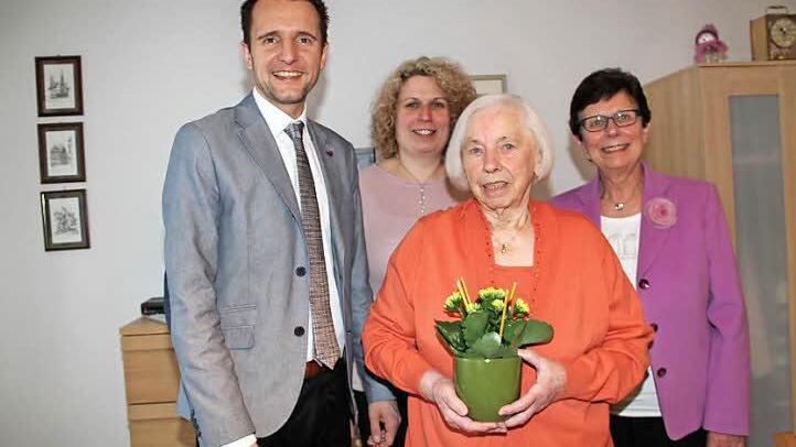 Zum 90. Geburtstag von Martha Schweiger (Zweite von rechts) gratulierten (von links) Bürgermeister Andreas Hügerich sowie Großnichte Inga Stössel und Nichte Christa Stössel.  Foto: Gerda Völk