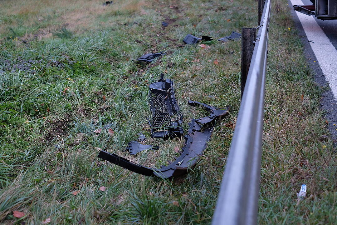 A3 zwischen Nürnberg und Erlangen: Kleinbus landet in Baum