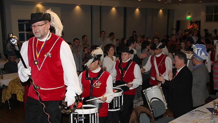 Der Kulmbacher Spielmannszug mit Tambourmajor Frank Ramming an der Spitze marschierte in den Saal ein. Foto: Stephan Stöckel