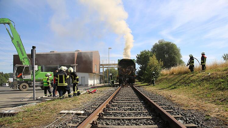 Mit Hilfe der Firma Klug und des THW wurde der Sperrmüll-Container entladen.