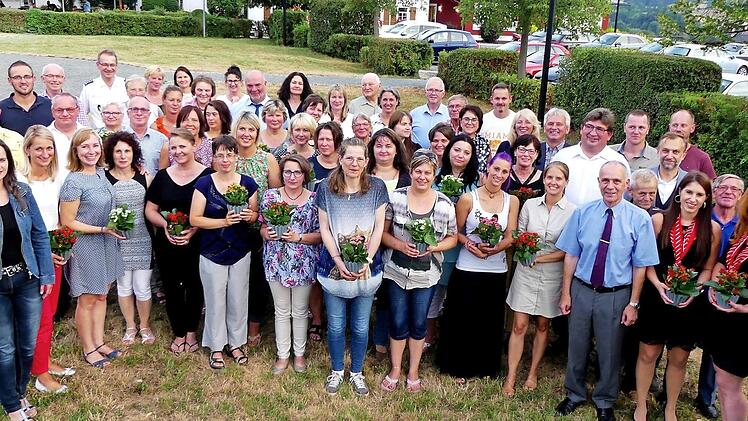 Die Schulweghelfer im Bereich der Polizeiinspektion Stadtsteinach beim Jahresabschluss mit den Offiziellen; im Bild (vorne, von rechts) Verkehrserzieher Ralf Maisel, Gebietsdirektorin Kerstin Bittermann und Luisa Zapf von der Sparkasse Kulmbach-Kronach sowie (vorne, links) Sandra Hempfling von der Kreisverkehrswacht Kulmbach Foto: Dieter Hübner