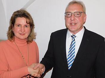 CSU-Kreisvorsitzende  Doris Leithner-Bisani  gratulierte Bürgermeister Harald Hübner zu seiner  Nominierung. Foto: Horst Wunner