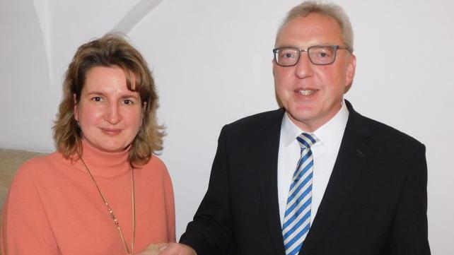 CSU-Kreisvorsitzende  Doris Leithner-Bisani  gratulierte Bürgermeister Harald Hübner zu seiner  Nominierung. Foto: Horst Wunner