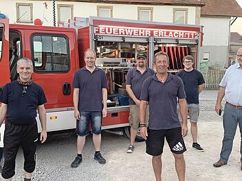 Kameraden der Wehr mit dem neuen Fahrzeug  Foto: pr