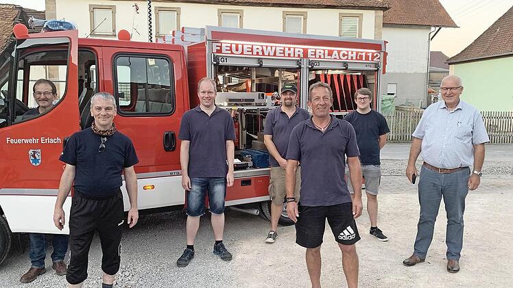 Kameraden der Wehr mit dem neuen Fahrzeug  Foto: pr