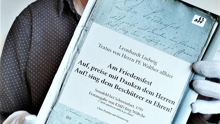 Kirchenmusikdirektor Jörg Wöltche mit der von ihm für heutige Musiker und Sänger aufbereiteten und digitalisierten Partitur der Sennfelder Friedenskantate von 1795.