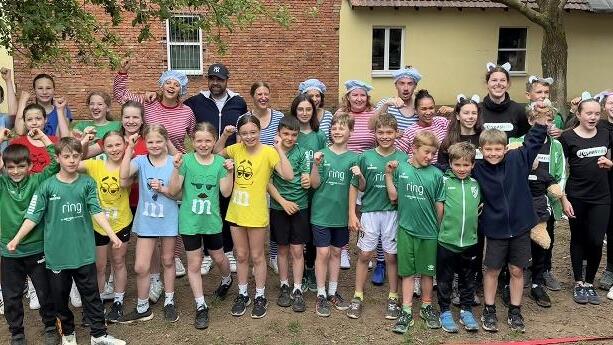 Das Bild zeigt die Teilnehmer am Völkerballturnier.