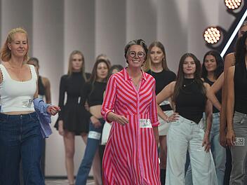 Schrifstellerin Ildik&oacute; von K&uuml;rthy (Mitte) tritt beim Casting an.