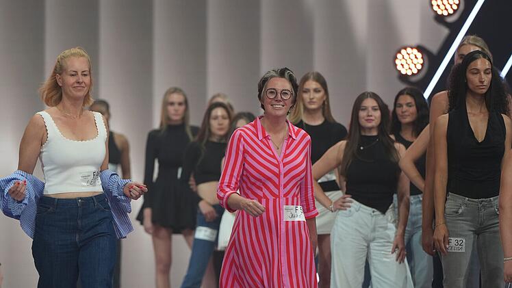 Schrifstellerin Ildik&oacute; von K&uuml;rthy (Mitte) tritt beim Casting an.