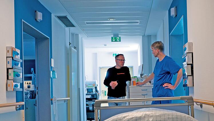 Steffen (links) und der Kardiologe Dr. Michael Sudau in der Magdeburger Fachklinik. Steffen hat das k&uuml;nstliche Koma nach einem Herzinfarkt &uuml;berstanden, kann wieder weitestgehend normal leben und arbeiten