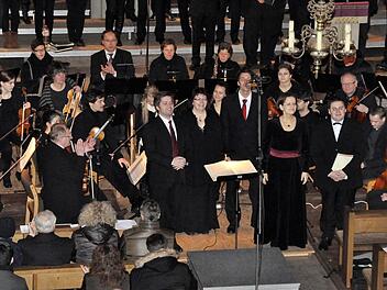 In der Stadtpfarrkirche Bad Königshofen begeisterten Chor und Orchester der Berufsfaschschule für Musik beim schon traditionellen Adventskonzert. Die Leitung lag in den Händen von Schulleiter Ernst Oestreicher. Foto: Friedrich