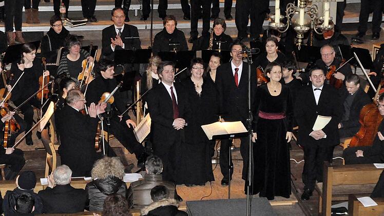 In der Stadtpfarrkirche Bad Königshofen begeisterten Chor und Orchester der Berufsfaschschule für Musik beim schon traditionellen Adventskonzert. Die Leitung lag in den Händen von Schulleiter Ernst Oestreicher. Foto: Friedrich