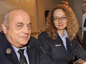 Vater Eduard Wiener und Tochter Heike Berned, die zuletzt gemeinsam dem Feuerwehrverein Reichenbach vorstanden, beendeten nun ihr ehrenamtliches Engagement.  Fotos: Arnold Nöth