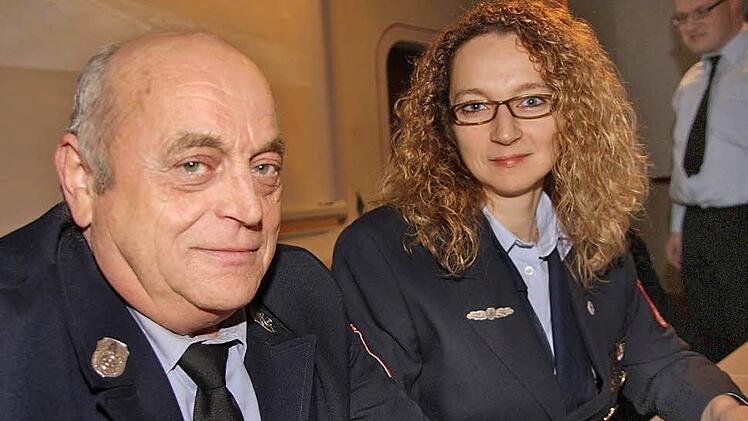 Vater Eduard Wiener und Tochter Heike Berned, die zuletzt gemeinsam dem Feuerwehrverein Reichenbach vorstanden, beendeten nun ihr ehrenamtliches Engagement.  Fotos: Arnold Nöth