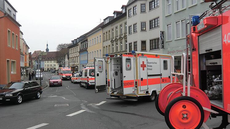 Bis in die Würzburger Straße reihten sich die Rettungsfahrzeuge. Foto: BRK