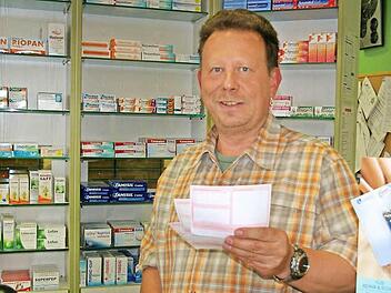 Medikamente schnell an Kunden liefern, die nicht selbst zur Apotheke kommen können. Alexander Hein hat einen guten Service im Blick, will sich über die Modalitäten noch kundig machen. Foto: tom