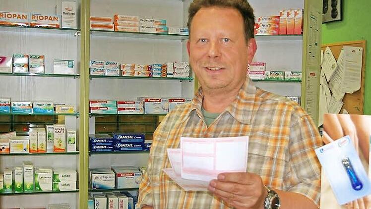 Medikamente schnell an Kunden liefern, die nicht selbst zur Apotheke kommen können. Alexander Hein hat einen guten Service im Blick, will sich über die Modalitäten noch kundig machen. Foto: tom
